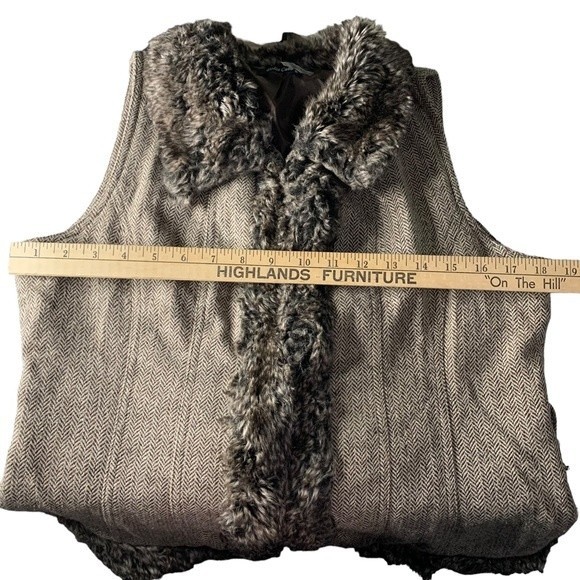 Dolce Cabo Faux Fur Brown and Tan Vest. Size Large. - Picture 5 of 7